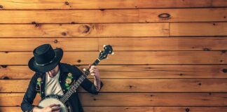 Czy jadąc na motorze można słuchać muzyki?