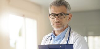 Kiedy Najlepiej Przeprowadzić Leczenie Żylaków Nóg – Optymalne Terminy I Warunki Dla Skutecznej Terapii lekarz